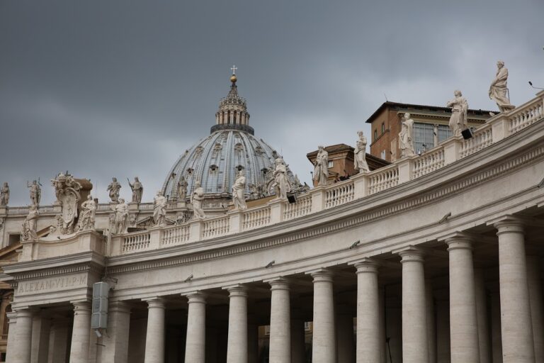 El Vaticano autoriza la bendición a parejas del mismo sexo sin considerarlas matrimonio