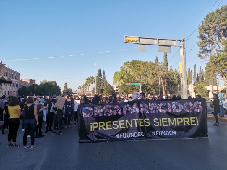 Realizan colectivos marcha para exigir justicia por feminicidios y desaparecidos