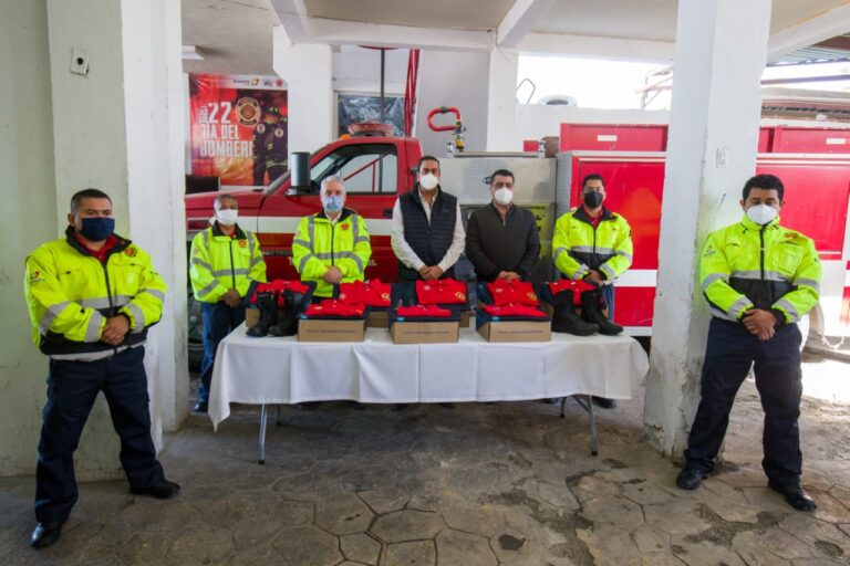 Entregan uniformes a elementos de Protección Civil y Bomberos de Ramos