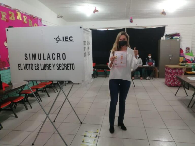 Edna Dávalos emite su voto en Ramos Arizpe