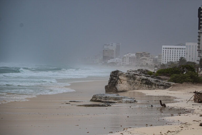 Activan alerta naranja en Quintana Roo por tormenta tropical Zeta