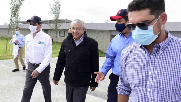 AMLO teme por su vida; a 35 grados de temperatura, utiliza un abrigo para disimular chaleco antibalas