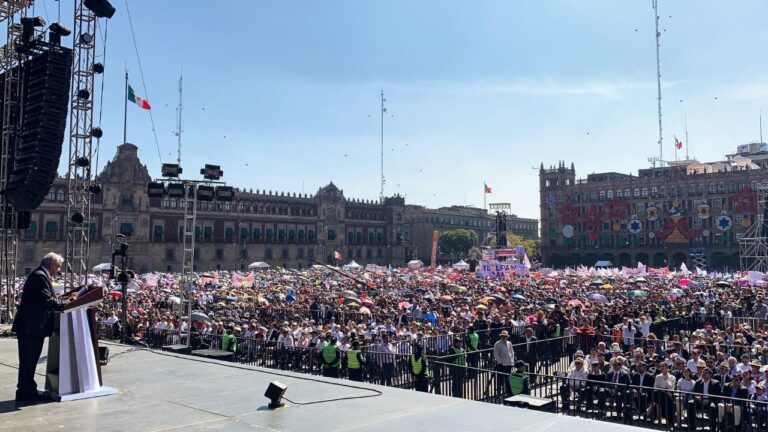 AMLO pide a Frena dejarlo utilizar el Zócalo una vez al mes