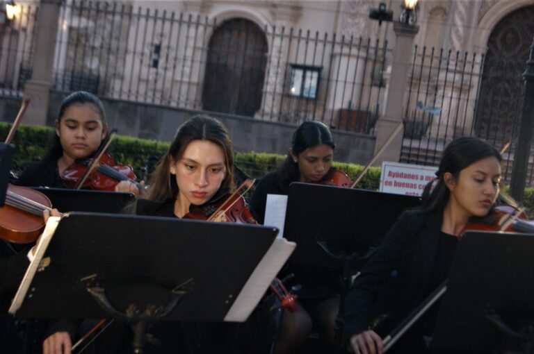 Animan con música de orquesta la mañana de los saltillenses