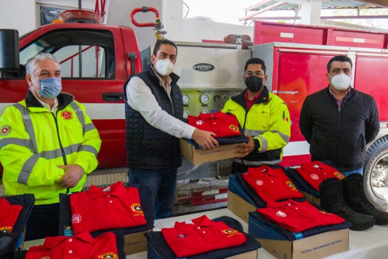 Chema Morales entrega uniformes a la Dirección de Protección Civil Municipal 