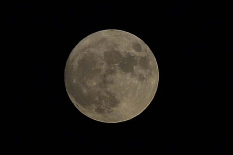 Confirma la NASA que hay agua en la Luna