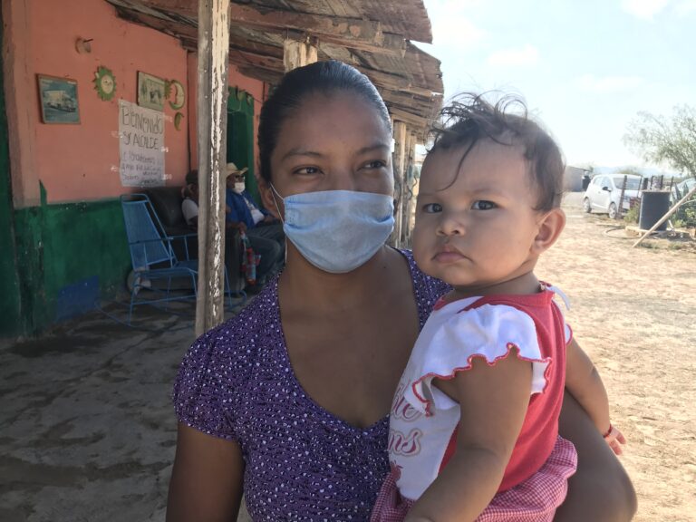 Habitantes de ejido Tanque Tuxtepec agradecen a Chema Morales instalación de luz solar en viviendas 