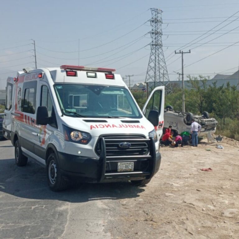 Hombre resulta lesionado tras volcar su vehículo sobre carretera Los Pinos