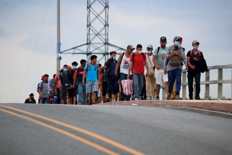 Honduras y Guatemala logran frenar caravana migrante: AMLO