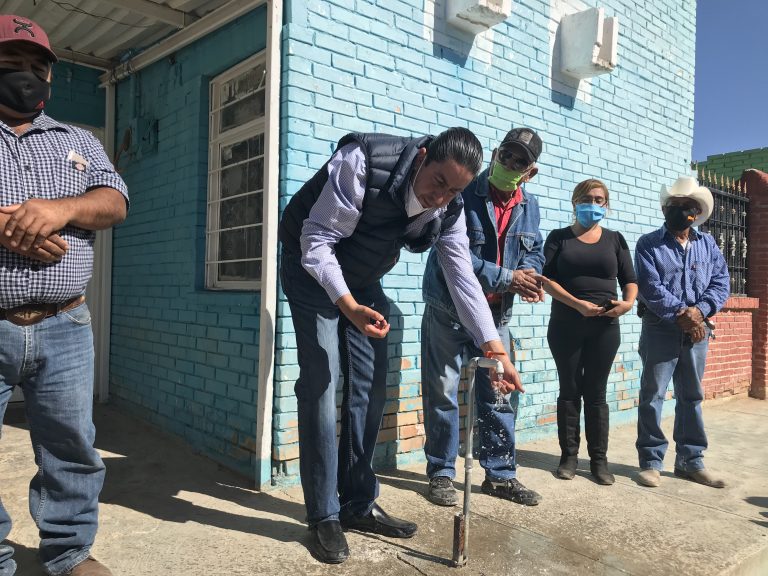 Mejora Chema Morales el almacenamiento de agua potable en congregación San Miguel 