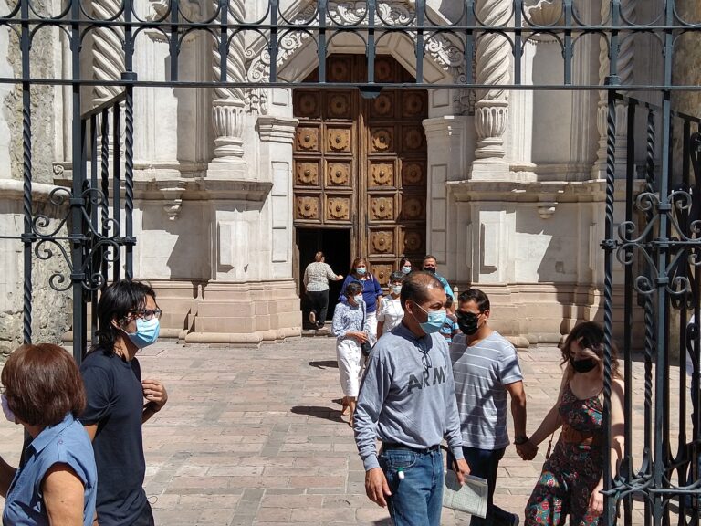 Vuelven saltillenses a las iglesias; pandemia no acabó con la fe, señalan   