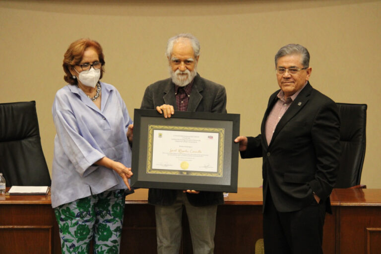 Rinde UA de C homenaje al maestro y escritor Saúl Rosales Carrillo, presentan su libro “Dichos de Sor Juana” 