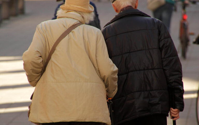 Trabajos domésticos y de cuidados, impactan salud de las abuelas