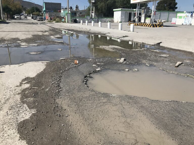 Vecinos en Santa Luz Analco reportan  encharcamiento de aguas negras 