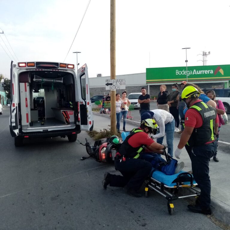 Impacto de camioneta derriba a pareja a bordo de motocicleta 