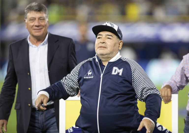 Maradona será operado por un coágulo en el cerebro