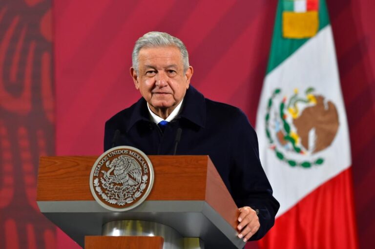 AMLO defiende estrategia contra COVID-19 tras superar 100 mil muertos en México