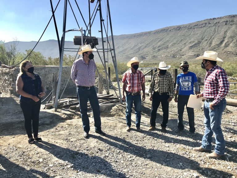 Chema Morales lleva agua potable al ejido Luna