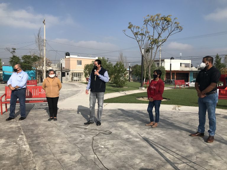 Chema Morales entrega plaza pública remodelada en la colonia Tenería