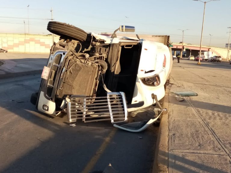 Vuelca tráiler en libramiento OFT; conductor resulta lesionado 