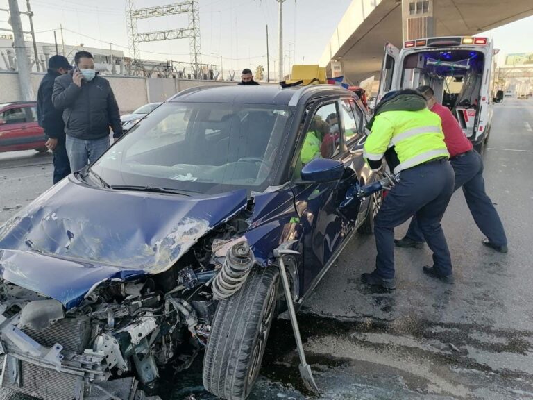 Se registra aparatoso accidente automovilístico sobre bulevar Miguel Ramos Arizpe