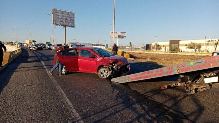 Tras perder control de su vehículo mujer impacta a tres automóviles 