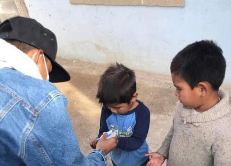 Jóvenes ramosarizpenses llevan la navidad a niños de escasos recursos