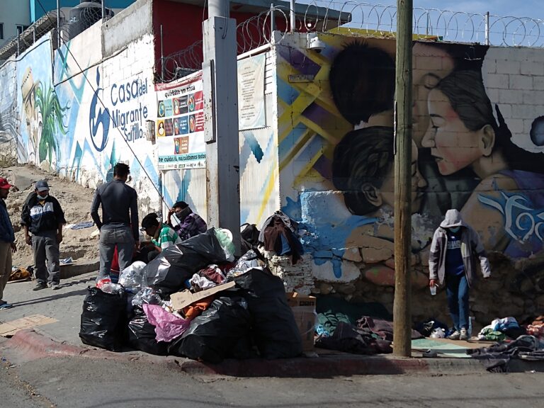 Apoyan vecinos de la Casa del Migrante a centroamericanos tras cierre de instalaciones   