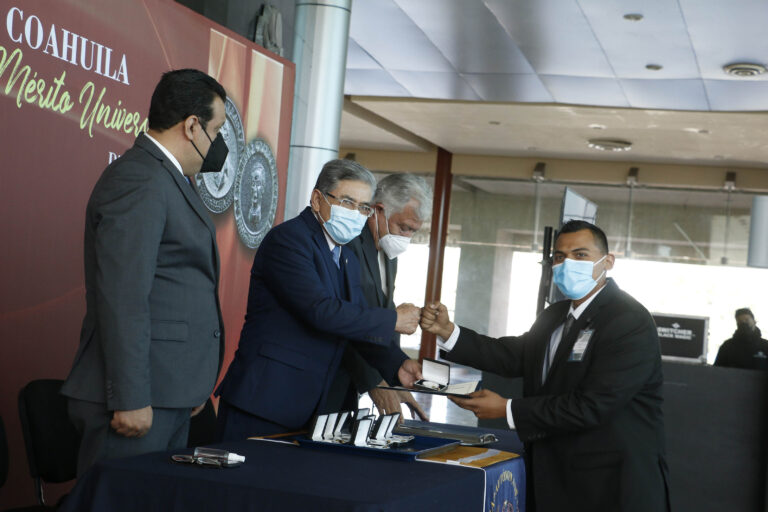 Entrega UA de C medallas “Miguel Ramos Arizpe”, “Juan Antonio de la Fuente” y el diploma al Mérito Universitario en la Unidad Norte