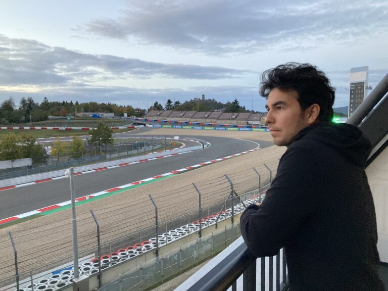 Es oficial: Checo Pérez tendrá alas; será el nuevo piloto de Red Bull