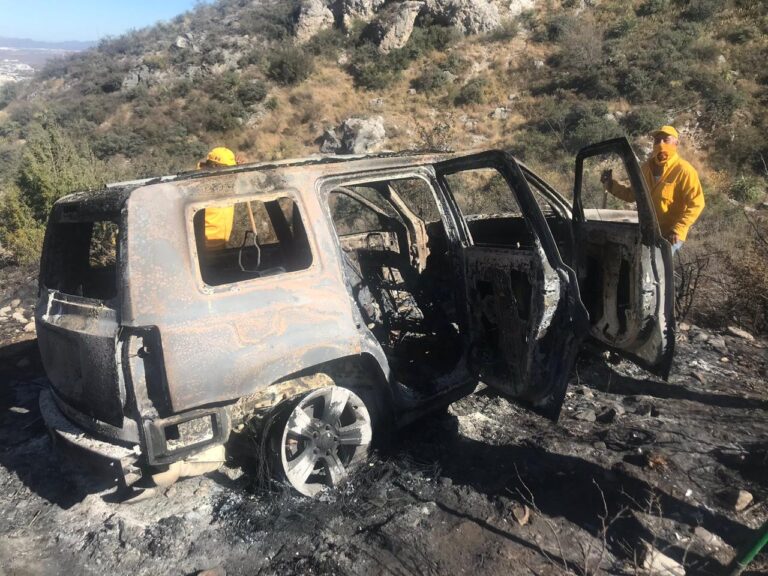 Falla mecánica en camioneta provoca incendio en Sierra de Zapalinamé