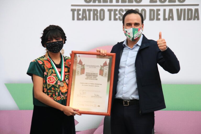 Manolo Jiménez entrega los premios nacionales de Ballet y Dramaturgia