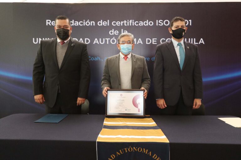 Por ser ejemplo de compromiso y liderazgo, recibe UA de C revalidación del certificado ISO 9001 