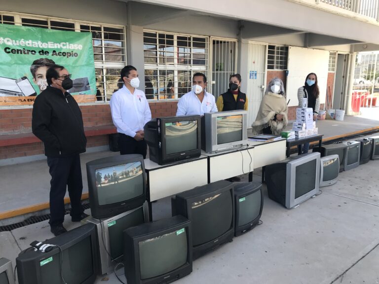 SNTE entrega televisores análogos en buen estado a familias de Ramos Arizpe