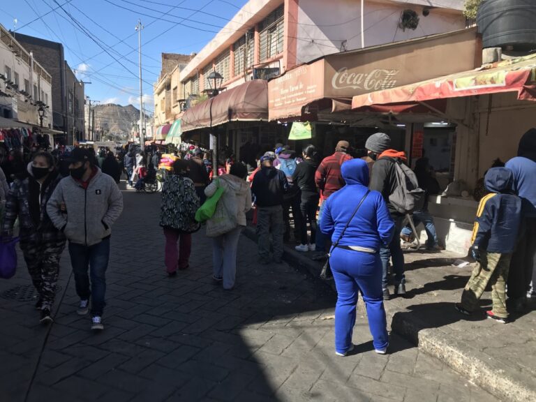 Bajas temperaturas no detienen compras de pánico para saltillenses 