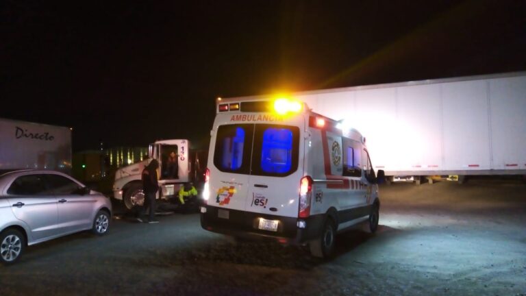 Tráiler quita derecho de paso a motociclista