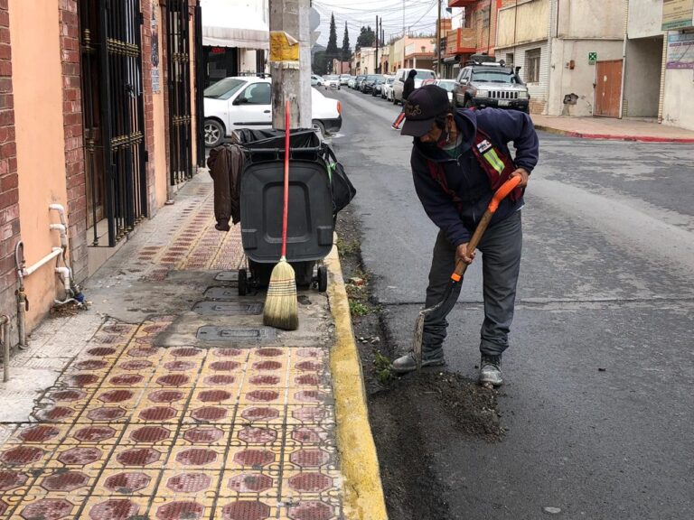 Atiende Servicios Municipales de Ramos limpieza en cunetas del primer cuadro de la ciudad 