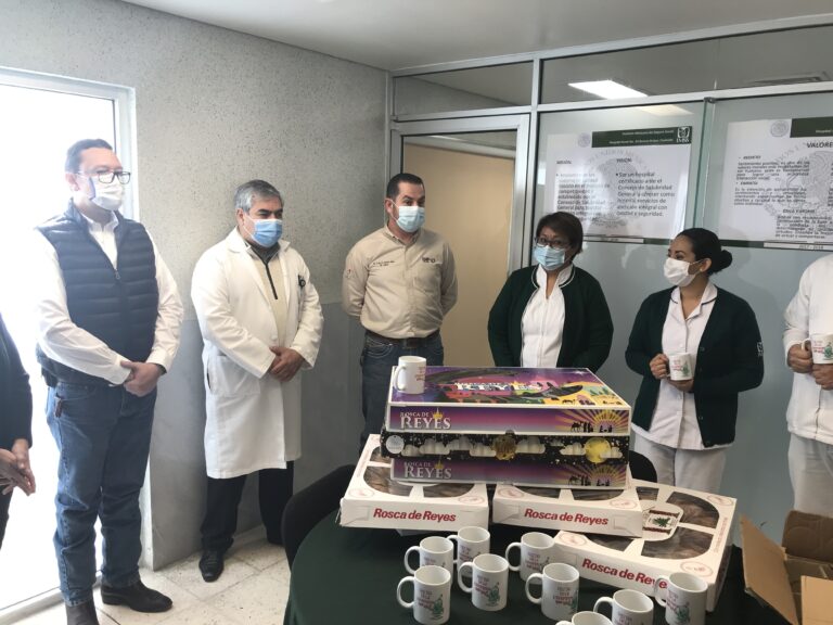 DIF Ramos Arizpe entrega Rosca de Reyes en clínicas del IMSS 