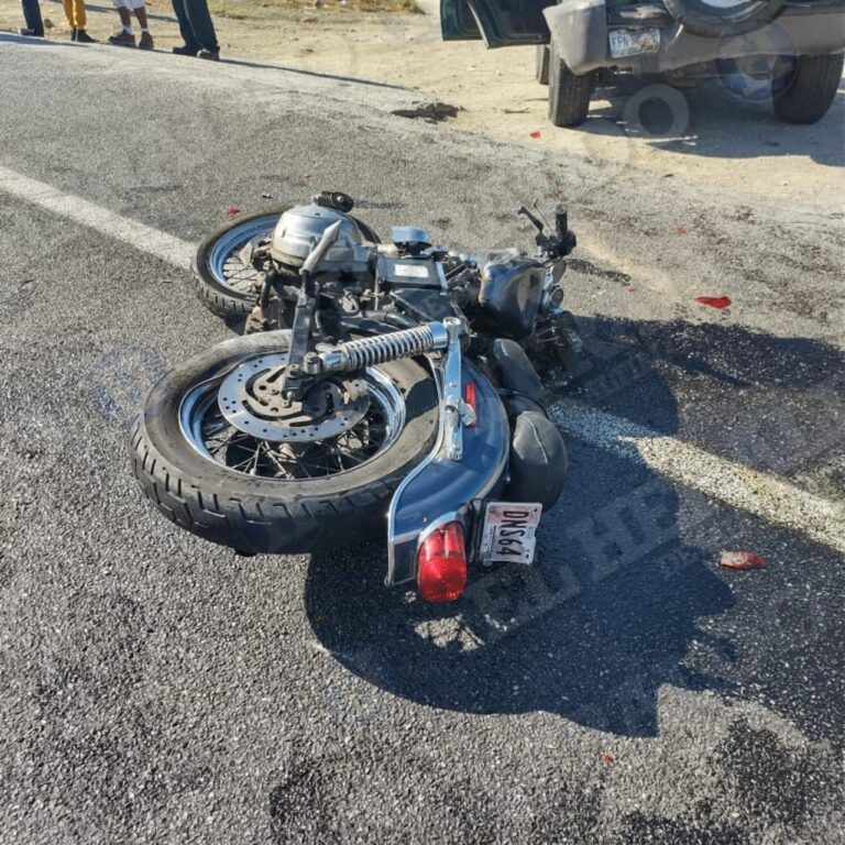 Muere motociclista en carreterazo