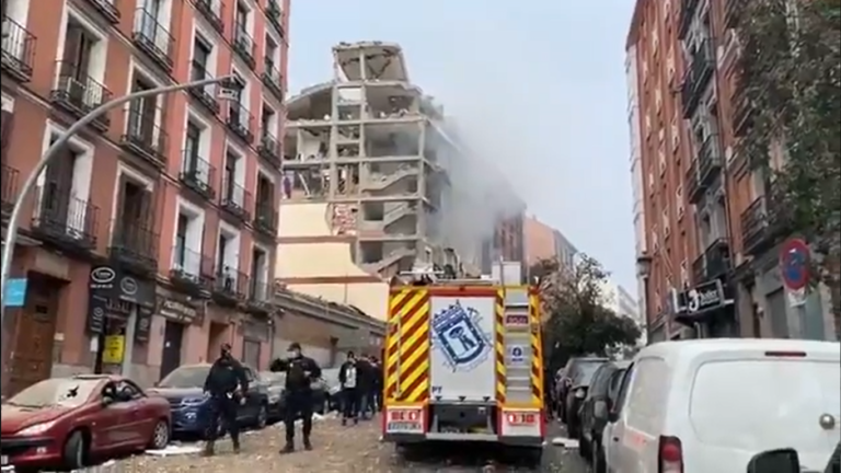 Al menos dos muertos en una fuerte explosión de gas en un edificio en el centro de Madrid