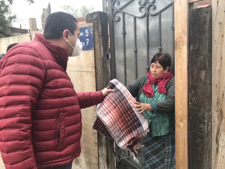 Chema Morales entrega cobijas a habitantes de Cerrito de la Cruz 