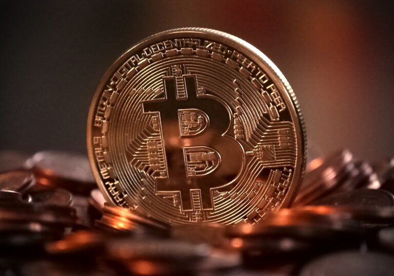 El bitcoin registra su mayor caída desde marzo tras alcanzar su máximo histórico