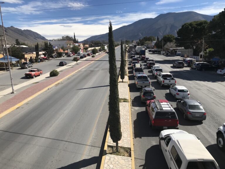 En primer día se registra alta afluencia vehicular en filtro sanitario de carretera 57 en Arteaga 