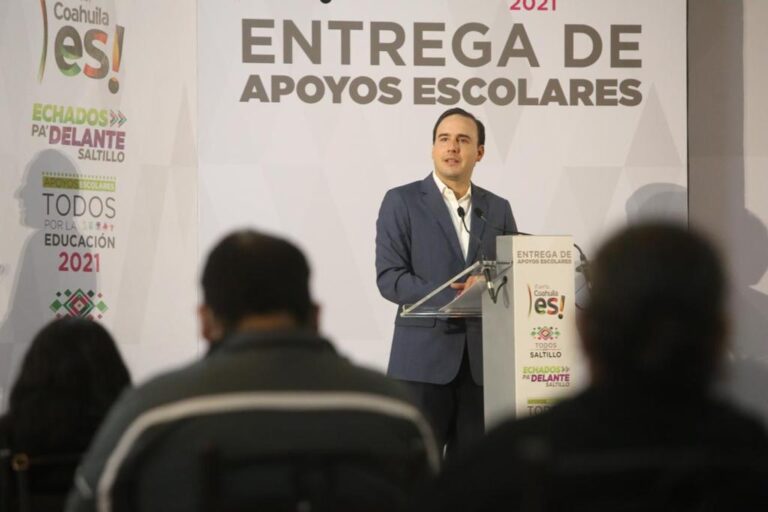 Entrega Manolo apoyos escolares a alumnos de nivel medio superior