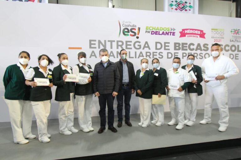 Entregan el gobernador y el alcalde becas escolares a familiares de personal de salud de Saltillo