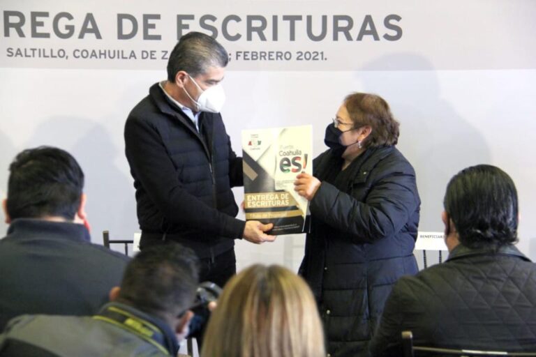 Miguel Riquelme brinda certeza patrimonial a familias coahuilenses