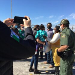 Niña chilena rescatada en el Río Bravo, en Coahuila, es reunificada con su familia