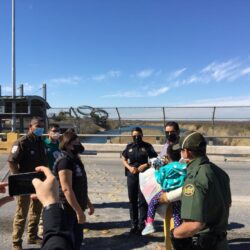 Niña chilena rescatada en el Río Bravo, en Coahuila, es reunificada con su familia1