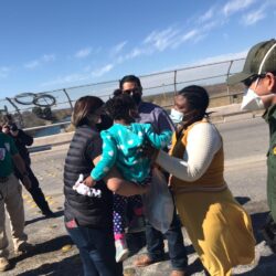 Niña chilena rescatada en el Río Bravo, en Coahuila, es reunificada con su familia3