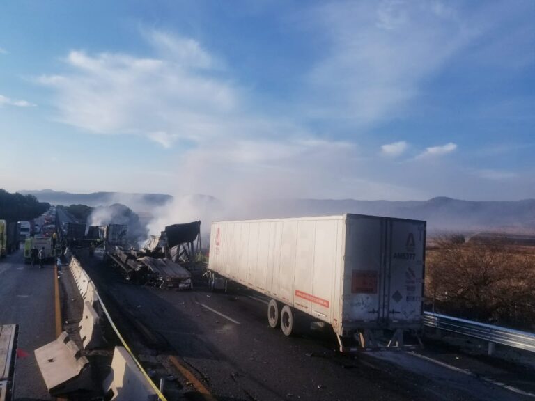 Acaba calcinado un trailero tras accidentes múltiple en la carretera 57